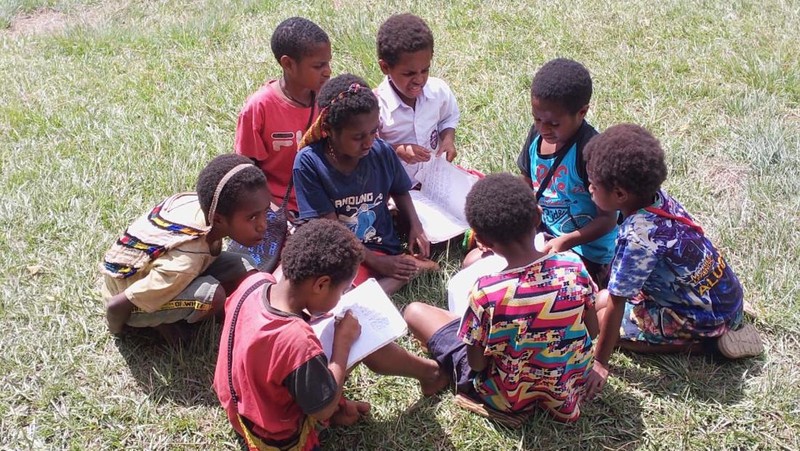 Perjuangan Anak Papua Menembus Hutan hingga Jalan Kaki 3 Hari untuk Belajar