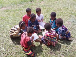 Perjuangan Anak Papua Menembus Hutan hingga Jalan Kaki 3 Hari untuk Belajar