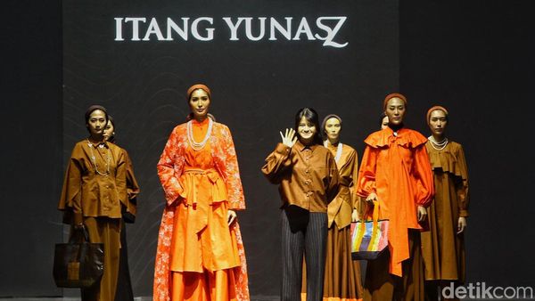 Foto: Koleksi Ready To Wear Itang Yunasz di Jakarta Muslim Fashion Week 2024