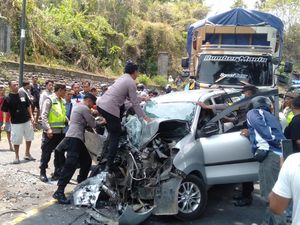 Hendak Menyalip, Mobil Xenia Hantam Minibus di Jalur Denpasar-Gilimanuk Hendak Menyalip, Mobil Xenia Hantam Minibus di Jalur Denpasar-Gilimanuk