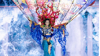 10 Kostum Heboh Finalis Miss Grand International 2023, Ada yang Bawa Becak
