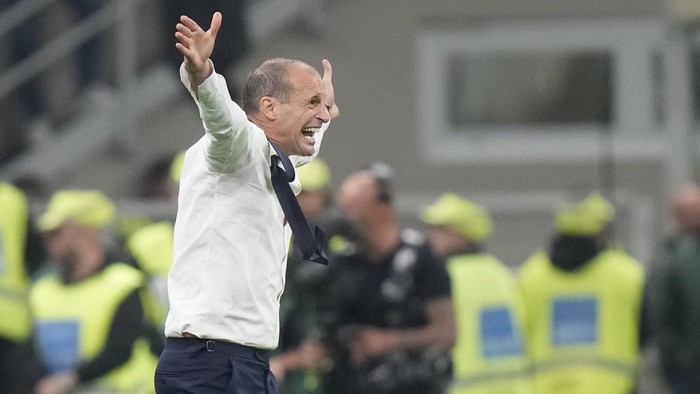 Juventus head coach Massimiliano Allegri gestures during a Serie A soccer match between AC Milan and Juventus, at the San Siro stadium in Milan, Italy, Sunday, Oct. 22, 2023. (AP Photo/Luca Bruno)
