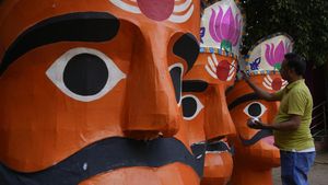 Melihat Proses Mewarnai Patung Rahwana di India