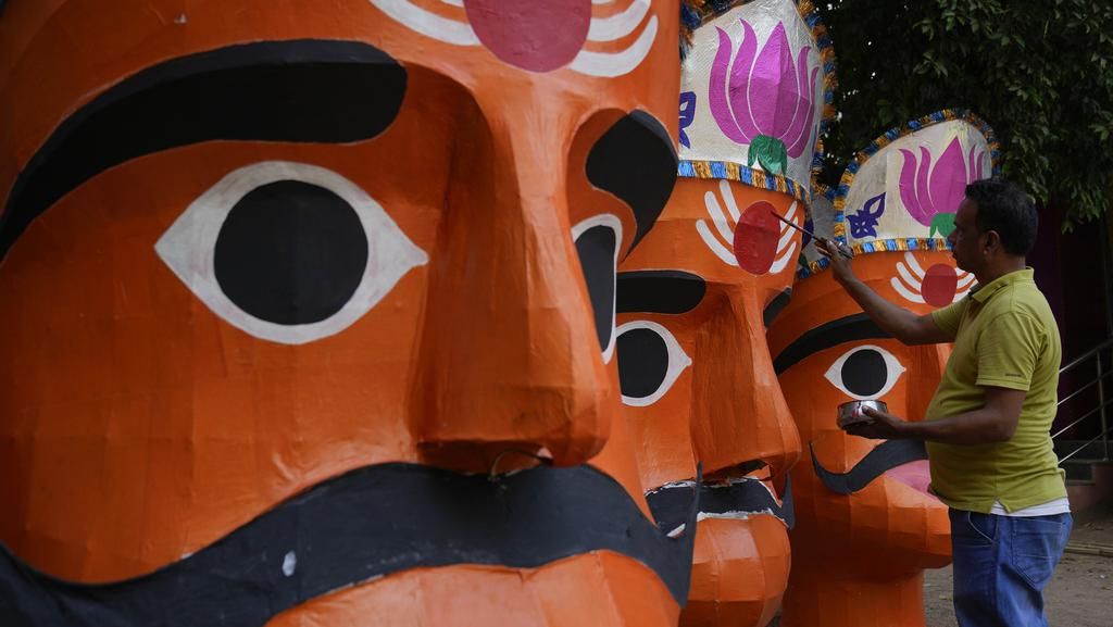 Melihat Proses Mewarnai Patung Rahwana di India Melihat Proses Mewarnai Patung Rahwana di India