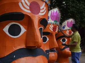 Melihat Proses Mewarnai Patung Rahwana di India