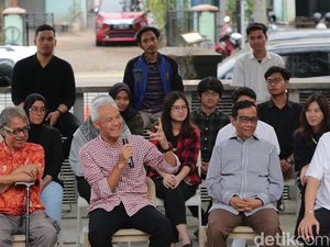 Momen Ganjar-Mahfud Temui Tokoh Kebudayaan di Blok M