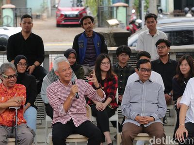 Momen Ganjar-Mahfud Temui Tokoh Kebudayaan di Blok M