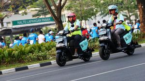 Momen Motor Listrik Electrum Wira-wiri di Jakarta Marathon 2023