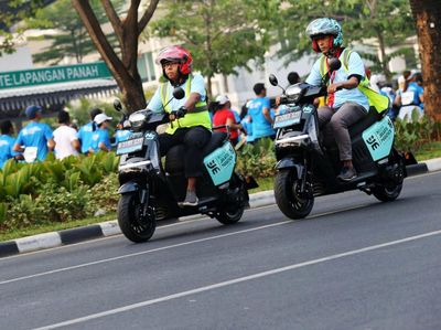 Momen Motor Listrik Electrum Wira-wiri di Jakarta Marathon 2023