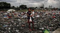 Nestapa Kehidupan Anak di Kolong Tol Jakarta