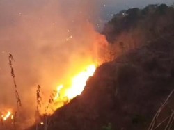 Bukit Menoreh di Kalibawang Terbakar, Pemadaman Terkendala Medan