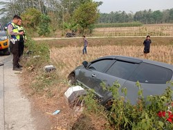 Mobil Misterius Terperosok Masuk Sawah di Kemangkon Purbalingga