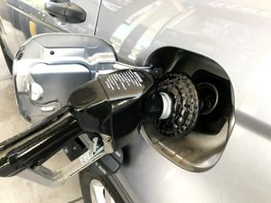 Tutup Tangki BBM Mobil Ada yang di Kanan dan Kiri, Kenapa Beda-beda?