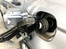 Tutup Tangki BBM Mobil Ada yang di Kanan dan Kiri, Kenapa Beda-beda?