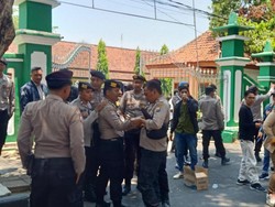 Puluhan Warga Demo Soal Pilkades di Kantor Dinas Pamekasan