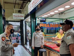 Kapolsek Sebar Hotline 110 di Pasar Minggu, Wanti-wanti Pencurian
