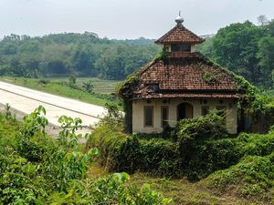 Potret Musala Masih Berdiri di Proyek Tol Serang-Panimbang