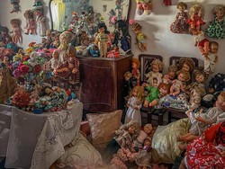 Rumah Terkutuk Simpan 1.000 Boneka, yang Ambil Koleksi Bisa Celaka
