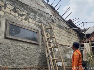 Rumah di Bogor Roboh Usai Diguyur Hujan Deras Disertai Angin Kencang