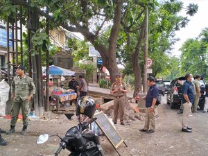 Warga Denpasar Diminta Simpan Sampah di Rumah Imbas Kebakaran TPA Suwung Warga Denpasar Diminta Simpan Sampah di Rumah Imbas Kebakaran TPA Suwung