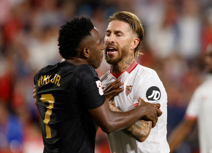 Soccer Football - LaLiga - Sevilla v Real Madrid - Ramon Sanchez Pizjuan, Seville, Spain - October 21, 2023 Real Madrids Vinicius Junior is held by Sevillas Sergio Ramos as he clashes with Sevilla players REUTERS/Marcelo Del Pozo     TPX IMAGES OF THE DAY