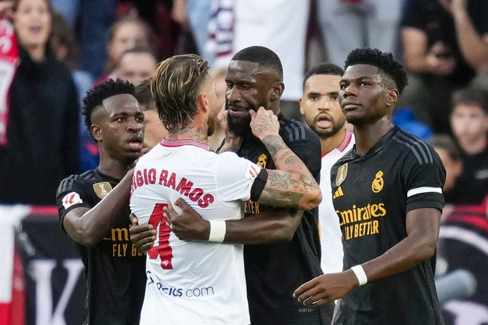 Sevillas Sergio Ramos, front, argues with Real Madrids Antonio Rudiger during a Spanish La Liga soccer match between Sevilla and Real Madrid, at the Ramon Sanchez Pizjuan stadium in Seville, Spain, Saturday, Oct. 21, 2023. (AP Photo/Jose Breton)