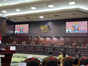 Momen Penggugat Interupsi di Sidang Putusan Batas Usia Maksimal Capres Momen Penggugat Interupsi di Sidang Putusan Batas Usia Maksimal Capres