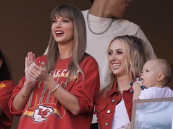 Makin Bucin, Taylor Swift Pakai Gelang Nomor Punggung Travis Kelce