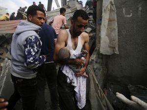 Momen Bayi Korban Serangan Israel Dievakuasi dari Reruntuhan di Gaza