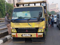 Truk Patah As Roda di Depan Kantor Walkot Jakbar, Lalin Tersendat