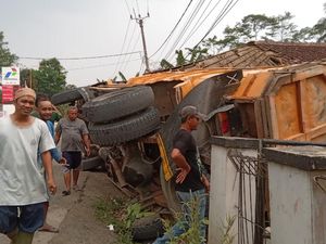 Tak Kuat Nanjak, Truk Terguling hingga Timpa Rumah Warga di Bogor