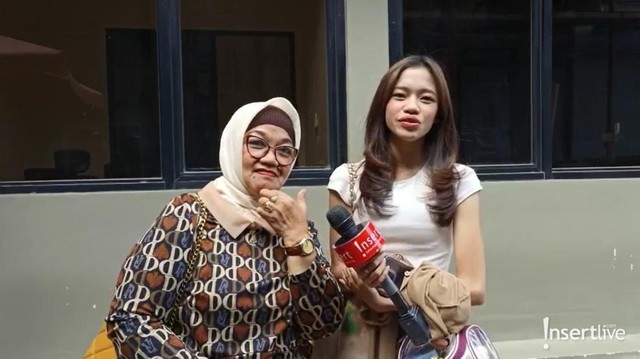 Update Informasi Selebriti InsertLive : Cerita Ummi Quary Bahagi Campur Panik Umrah Bareng Sang Ibunda