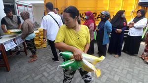 Warga Antre Beras Murah di Kediri