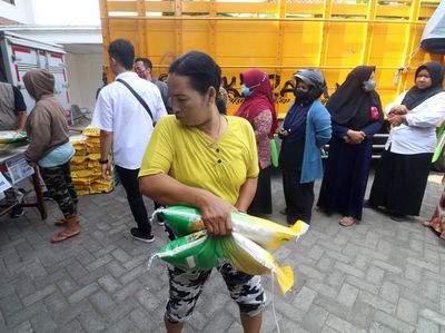Warga Antre Beras Murah di Kediri