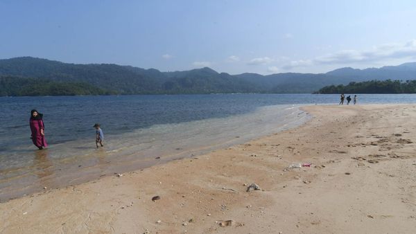 Terpesona Indahnya Pasir Putih di Pantai Kandapute