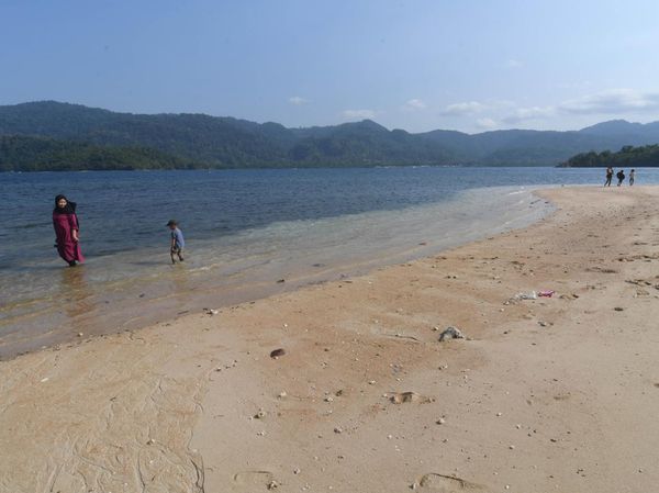 Terpesona Indahnya Pasir Putih di Pantai Kandapute