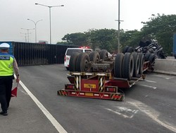 Truk Terguling dan Melintang di Badan Jalan Exit Tol Semper Jakut