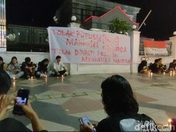 Berduka Atas Putusan MK, Mahasiswa Nyalakan Lilin Depan Kantor Walkot Palopo