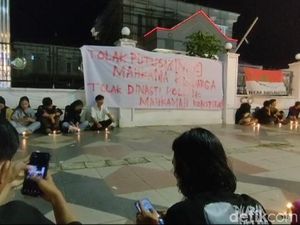 Berduka Atas Putusan MK, Mahasiswa Nyalakan Lilin Depan Kantor Walkot Palopo Berduka Atas Putusan MK, Mahasiswa Nyalakan Lilin Depan Kantor Walkot Palopo