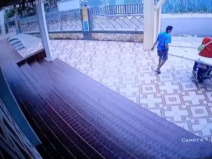 Viral Video Aksi Dua Pria Curi Pintu Toilet Masjid di Jambi