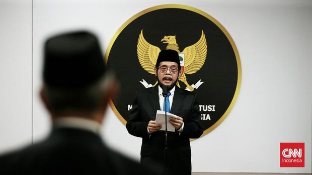 Ketua Mahkamah Konstitusi (MK) Anwar Usman melantik Wahiduddin Adams, Jimly Asshiddiqie, dan Bintan R. Saragih sebagai anggota Majelis Kehormatan MK (MKMK) terkait gugatan usia capres cawapres, Selasa (24/10). (CNN Indonesia/Andry Novelino)