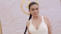 7 Gaya Seksi Ariel Tatum Pakai Gaun Putih & Rambut Dikepang, Pamer Body Goals