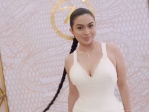 7 Gaya Seksi Ariel Tatum Pakai Gaun Putih & Rambut Dikepang, Pamer Body Goals 7 Gaya Seksi Ariel Tatum Pakai Gaun Putih & Rambut Dikepang, Pamer Body Goals
