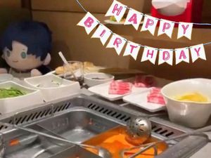 Berniat Rayakan Ultah Boneka di Restoran, Wanita Ini Ditolak Pegawai!