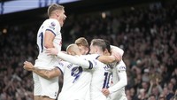 Tottenham menang atas Fulham 2-0 di lanjutan Liga Inggris, Selasa (24/10) dini hari WIB. Hasil itu membuat Spurs sementara puncaki klasemen dengan 23 poin dari sembilan laga, unggul dua poin dari City di tempat kedua (AP)