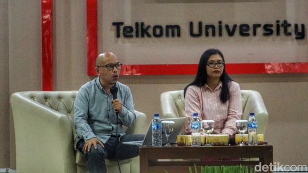 Dosen Fakultas Bisnis dan Ekonomi, Andry Alamsyah dan Jaksa Penuntut Umum di KPK, Dame Maria Silaban saat memaparkan materi dihadapan mahasiswa. (Foto: Yuga Hassani/ detikJabar)