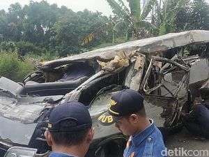 4 Anak Tewas dalam Kecelakaan Mobil Elf Rombongan Yatim Dhuafa di Cianjur 4 Anak Tewas dalam Kecelakaan Mobil Elf Rombongan Yatim Dhuafa di Cianjur