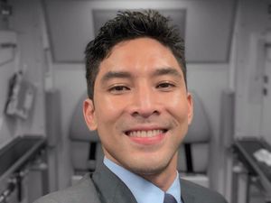 Aktor Tampan Ini Tinggalkan Dunia Keartisan, Kini Jadi Pramugara