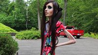 Penampilan Eugenia Cooney, YouTuber Bertubuh Sangat Kurus