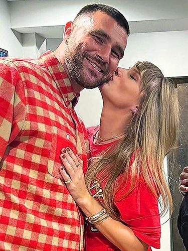 Go Public, Foto Taylor Swift Cium Travis Kelce Tersebar